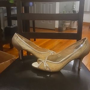 10 M Women's Nina Gold Crystal and Satin Fresh Pump.